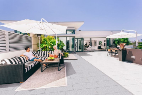 Perłowe piękno na tarasie: Bruk-Bet przedstawia nowe płyty tarasowe Porcelito