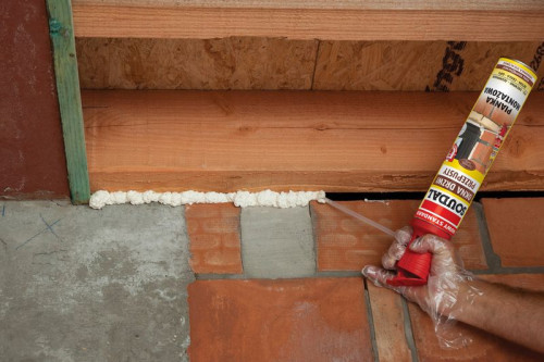 Oszczędne i precyzyjne uszczelnianie pianą montażową z apilkatorem GENIUS GUN