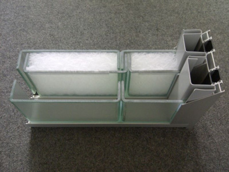 Pilkington Profilit 2 plus one z materiałem izolacyjnym.jpg