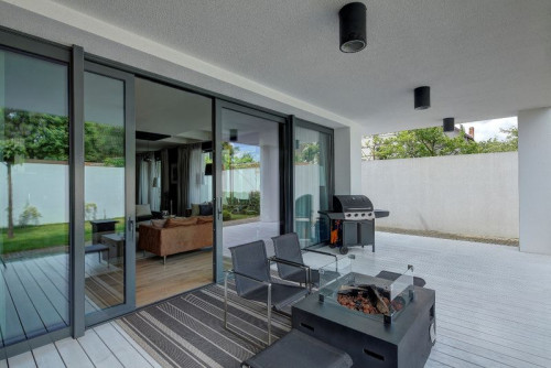 Drzwi przesuwne Patio HST, pomysł na salon-ogród - prezentuje MS więcej niż OKNA