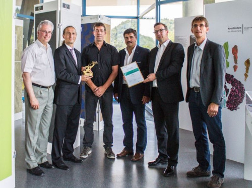 (od lewej) Dr. Andreas Weier (Sto), Dr. Martin Metzner (Fraunhofer IPA), Walter Weh, Reiner Schmid, Dr. Christian Schaller, Stefan Basler (Sto). (Źródło: Fraunhofer IPA)