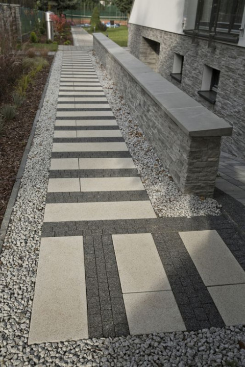 Bruk-Bet o roli kontrastów w projektowaniu ogrodowej przestrzeni