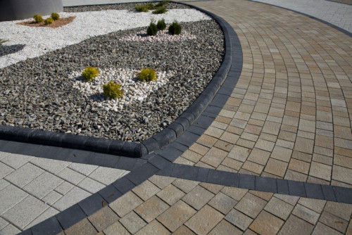 Bruk-Bet o roli kontrastów w projektowaniu ogrodowej przestrzeni