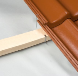 szybka i łatwa w montażu klamra boczna typ 452 do dachówek profilowanych Braas