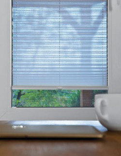 Z kolei atrakcyjna kolekcja tkanin dekoracyjnych oraz zaciemniających - w ofercie firmy ANWIS obecnie jest to ponad 350 rodzajów - pozwala idealnie dopasować plisy do funkcji, jaką mają pełnić