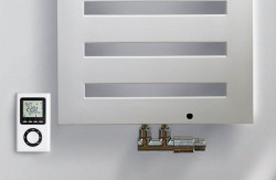 Grzejniki PREMIUM wyposażone zostały w regulator temperatury z podgrzewaczem dziennym, tygodniowym sterowanym na podczerwień