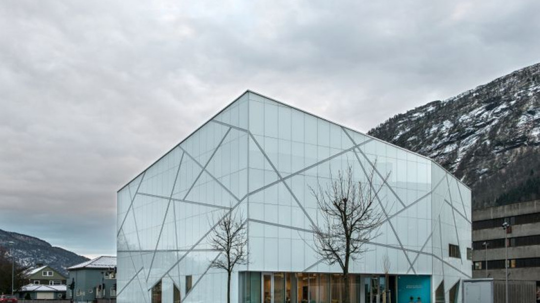 Na podobieństwo lodowca - muzeum sztuki Sogn & Fjordane z elewacją StoVentec Glass