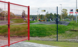 Teren nowosądeckiego pumptracka zabezpieczono 400-metrowym systemem ogrodzeniowym