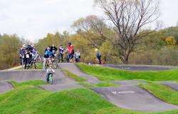 Dostęp do terenu zapewniają bramy dwuskrzydłowe Bastion oraz Modest