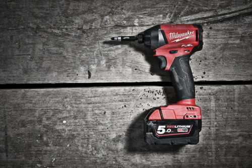 O wysokiej sprawności nowych wkrętarek Milwaukee, oprócz nowoczesnego silnika, decyduje także duży akumulator litowo-jonowy