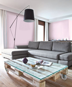 Surowość naturalnego drewna, minimalistyczne formy dodatków i proste kształty mebli zostały ocieplone rozbieloną nutą Lilac Fortune