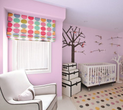 Inspirowany kwitnącymi polami lawendy pastelowy odcień Lavender Mist nada pokojowi dziecięcemu czarujący wygląd.