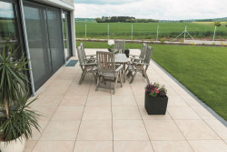 Wykorzystanie kamienia wewnątrz i na zewnątrz budynku to obecnie jeden z najpopularniejszych trendów aranżacyjnych