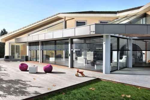 Rolety, które automatycznie odsłaniają okna w czasie największego nasłonecznienia i zasłaniają w czasie mrozów i w nocy – to już duża oszczędność energii cieplne