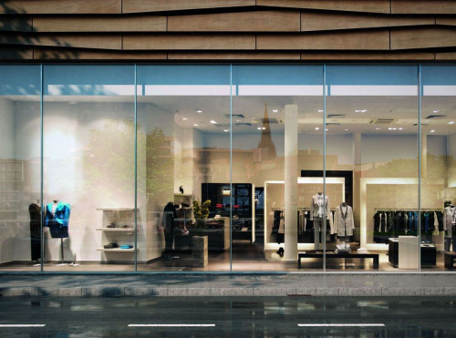 Witryny sklepów, restauracji czy salonów samochodowych powinny odzwierciedlać nowoczesny charakter firmy, a przede wszystkim zachęcać potencjalnych klientów do odwiedzin