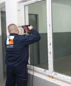 Przytwierdzanie kotew do muru