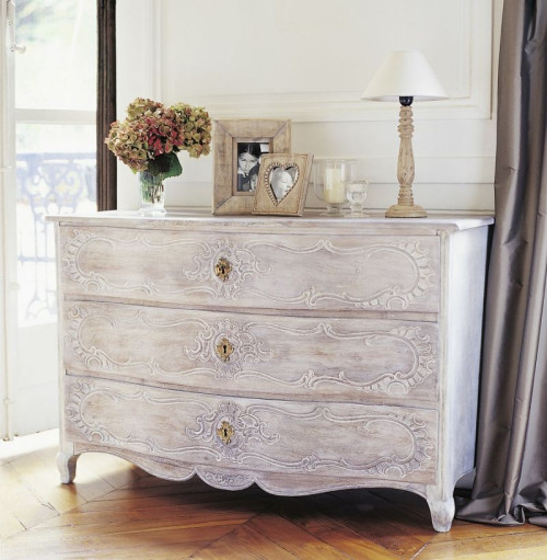 Dla osób, które marzą o niebanalnym wykończeniu mebli drewnianych w swoich wnętrzach francuska marka Libéron przygotowała specjalny Wosk Wybielający