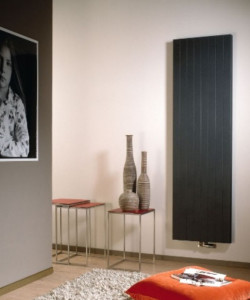 Do loftów aranżowanych w stylu, który łączy tonacje szarości z odważnym kolorem, doskonale pasuje grzejnik Faro V