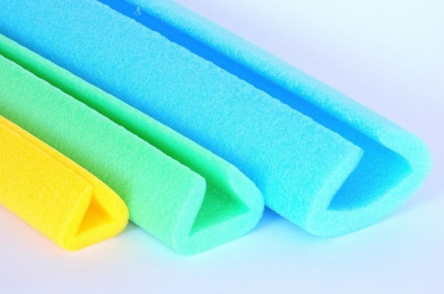 Profil ze spienionego polietylenu przeznaczony do zabezpieczenia krawędzi materiałów płytowych podczas transportu