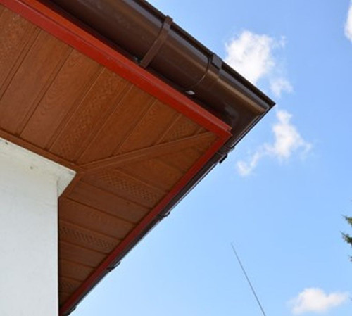 Każdy panel Plannja Soffit posiada perforację, która zapewnia prawidłową wentylację dachu