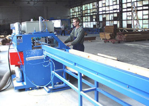 Piły obrotowe wycinają elementy zgodnie z dokumentacją produkcyjną (tzw. &quot;listą cięć&quot; generowaną przez program TrussCon)