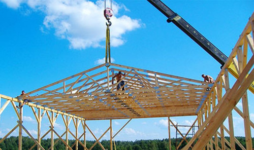 Typową więźbę na domu jednorodzinnym montuje się z reguły w ciągu 1 dnia