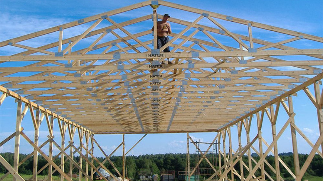 Dlaczego stosowanie prefabrykacji drewnianej konstrukcji dachowej obniża koszty budowy?