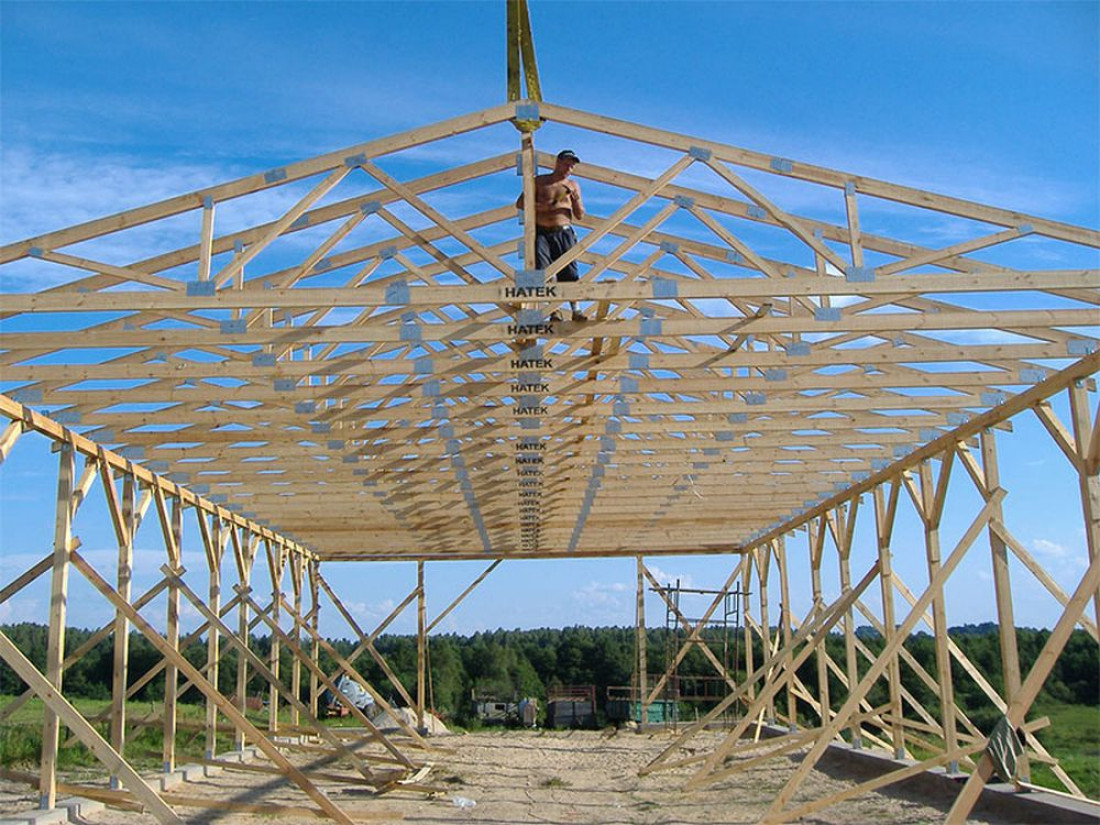 Dlaczego stosowanie prefabrykacji drewnianej konstrukcji dachowej obniża koszty budowy?