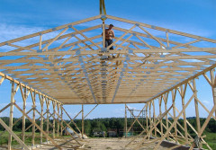 Dlaczego stosowanie prefabrykacji drewnianej konstrukcji dachowej obniża koszty budowy?