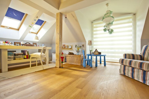 Nowe rolety w oknie, kilka poduszek na fotelach i kanapie, dywanik pod stolikiem kawowym to najtańszy i najszybszy sposób na metamorfozę opatrzonego już wystroju