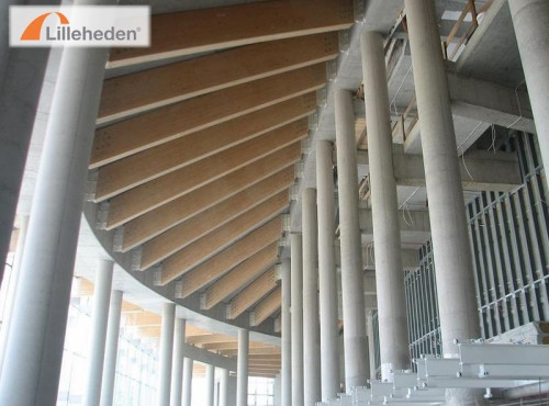 Dzięki zastosowaniu betonu architektonicznego i szkła, które zostały ocieplone elementami drewnianymi obiekt zyskał oryginalny i niepowtarzalny charakter