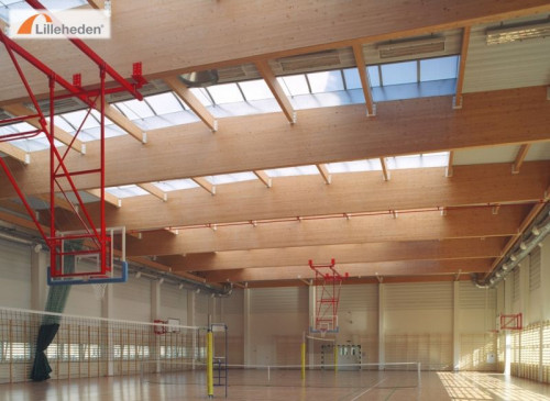 Deski używane do klejenia drewna – lamele są sortowane, badane wytrzymałościowo i wilgotnościowo w maszynie Dynagrade, a ich wadliwe części odcinane