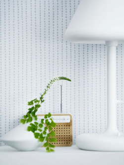 Ta subtelnie elegancka, harmonijna kompozycja porządkuje wizualnie wnętrze, nadając mu jednocześnie oryginalny styl