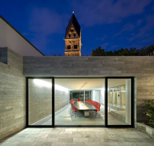 Ostateczny wygląd uzależniony jest od sposobu wykończenia powierzchni, która może być szlifowana, polerowana, piaskowana, szczotkowana, drapana lub ryflowana