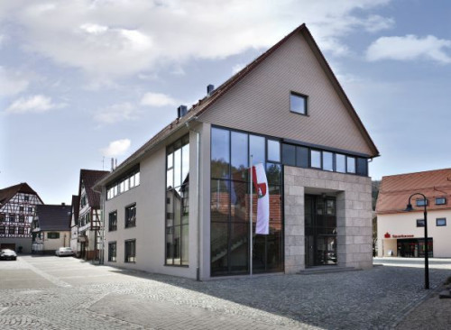 Ciekawy efekt uzyskuje się dzięki łączeniu kamienia ze szkłem