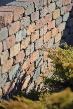 Osadzenie schodów zaczynamy od ułożenia elementów brzegowych i krawędzi stopni, np. obrzeży czy palisad