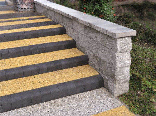 Kostka brukowa, która będzie wykorzystana do budowy schodów, powinna pasować do istniejącej już nawierzchni, elewacji budynku oraz charakteru przestrzeni