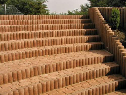 Nawierzchnię schodów kilkukrotnie zasypujemy piaskiem i zamiatamy, aby materiał dobrze wypełniał luki między kostkami