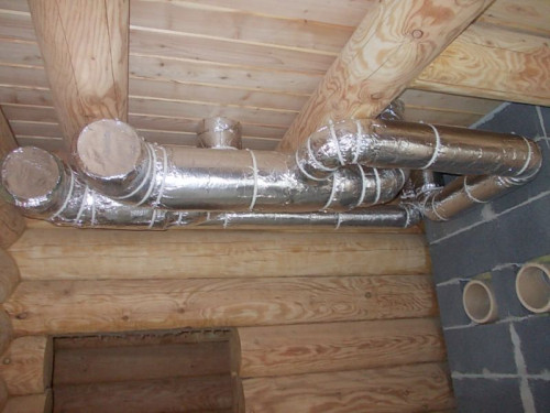 Część instalacji wentylacyjnej prowadzonej pod sufitem: główne kanały