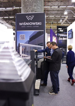 Dzięki zastosowaniu odpowiednich metod łączenia profili drzwiowych marki Wiśniowski są bardzo wytrzymałe, a dodatkowo ciekawe wzorniczo i uniwersalne