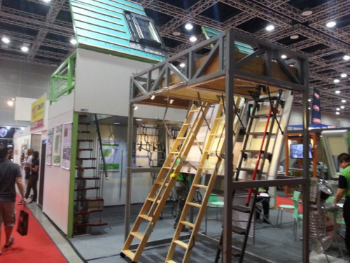 Poprzez świetlik rurowy do wnętrza budynku napływa naturalne światło