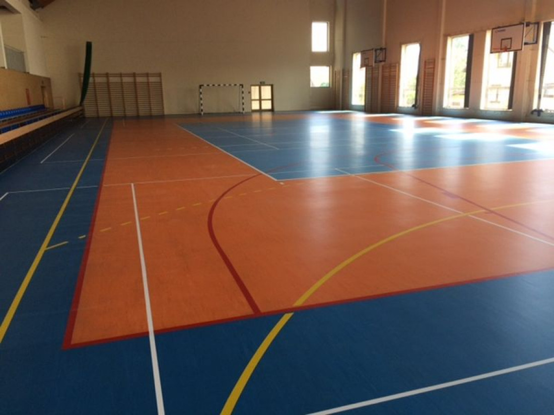 Ekstremalnie długotrwała ochrona dzięki marce RZ– renowacja podłogi w sali sportowej