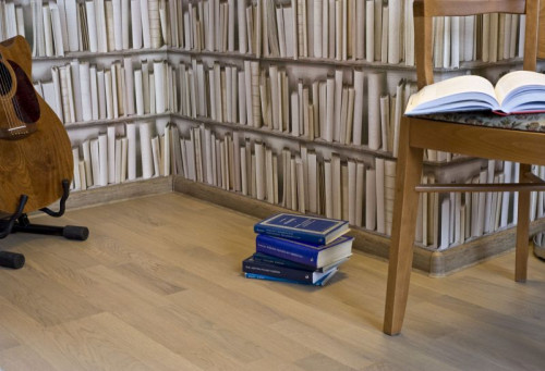 Pasuje do wnętrz o gładkich i jednolitych ścianach oraz bezpretensjonalnym umeblowaniu