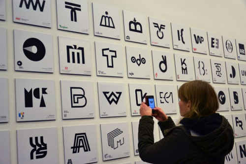 Na wystawie obejrzeć można blisko 335 logotypów z lat 1945-1969 oraz współczesnych