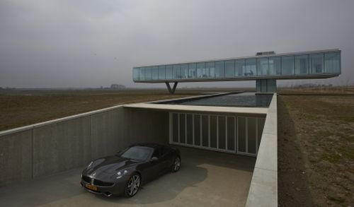 Architekt Paul de Ruiter stworzył dwie prostokątne, zwrócone do siebie bryły połączone prześwitem