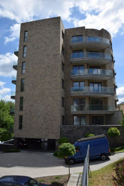 Malownicze usytuowanie w parku na wprost Zamku Kapituły Warmińskiej, tuż nad rzeką Łyną, zobowiązało projektantów i architektów do stworzenia budynku zgodnego z wyzwaniami współczesnego życia