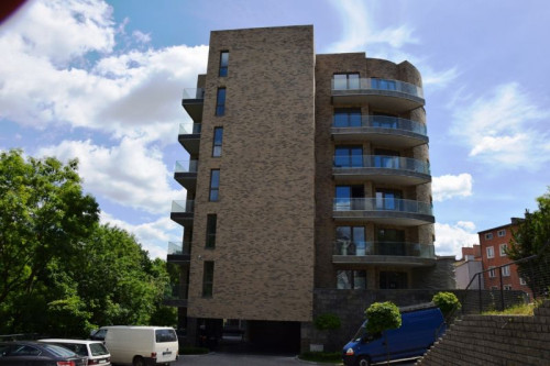 Wnętrza pieczołowicie wykończone eleganckimi płytkami z ceramiki i kamienia naturalnego