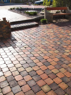 Aby przedłużyć życie kostki i nie narażać się na późniejsze wydatki związane z jej wymianą, warto stosować zimą odpowiednie impregnaty np. Polbruk Efekt