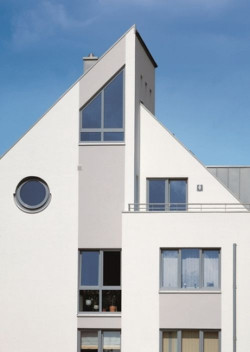 Stolarka o nietypowym kształcie pozwala zaakcentować architekturę budynku