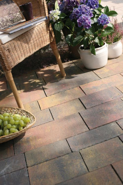 W zależności od materiału, z jakiego została wykonana nawierzchnia, istnieje kilka sposób jej zabezpieczenia przed działaniem czynników zewnętrznych: śniegu czy mrozu